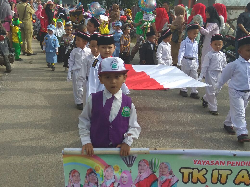  Anak  Sekolah TK  Rangkai Pawai Karnaval  Meriahkan HUT Ke 