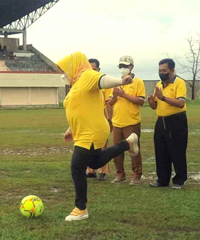 IST/BERITA SAMPIT : Bupati Hj Nurhidayah, saat didaulat Panitia untuk menendang bola, pertanda diresmikannya Turnamen Sepak Bola Bupati Cup ke XV-2021.
