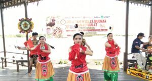 ANNAS/BERITA SAMPIT - Atraksi Seni Budaya melalui tari-tarian daerah di tempat wisata Danau Bulat.