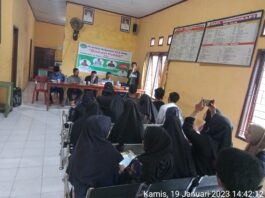 IST/BERITA SAMPIT - Suasana diskusi publik Persatuan Mahasiswa Risa (PMR), Kecamatan Woha, Kabupaten Bima.